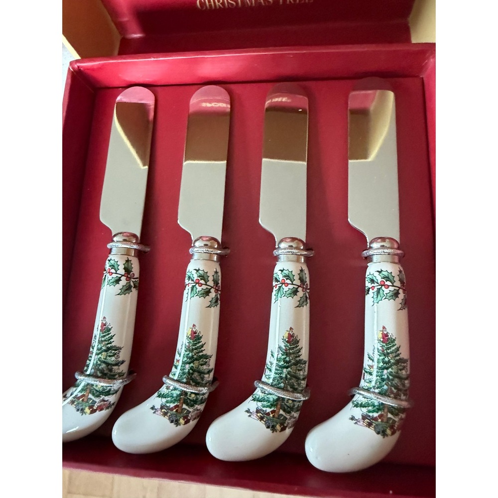 New Spode Christmas Tree Set of 4 Spreaders Cream Green Red Holiday Flatware